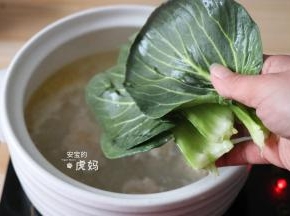 快要出锅前放入青菜炖煮熟，再装入容器中即可；