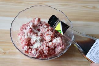 加入鸡粉、盐、冠利香醋、生抽、料酒、玉米淀粉搅拌均匀；