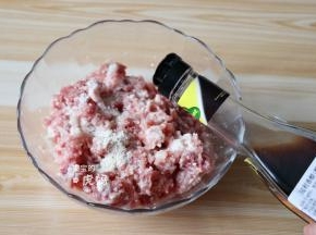 加入鸡粉、盐、冠利香醋、生抽、料酒、玉米淀粉搅拌均匀；