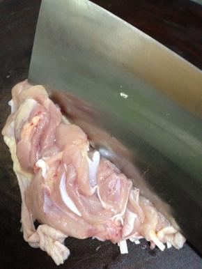 鸡腿翻过来鸡皮向下用刀背轻轻捶打，请不要省略此步，此步是为了肉质滑嫩，更加入味