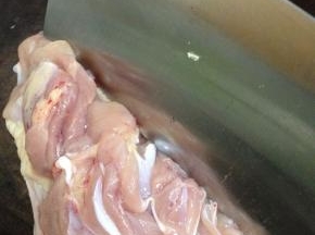 鸡腿翻过来鸡皮向下用刀背轻轻捶打，请不要省略此步，此步是为了肉质滑嫩，更加入味