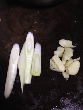 葱切段、蒜3瓣拍扁即可