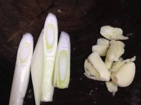 葱切段、蒜3瓣拍扁即可