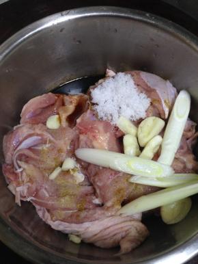 鸡腿肉入盆，加入葱段、蒜瓣、20克生抽、1克白胡椒粉、10克白糖、2克椒盐用手抓匀
