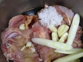 鸡腿肉入盆，加入葱段、蒜瓣、20克生抽、1克白胡椒粉、10克白糖、2克椒盐用手抓匀