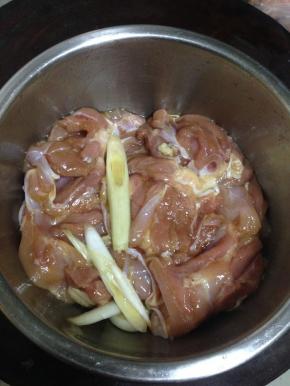 多抓一会，抓到所有液体调料吃进肉里，加盖腌制1-2小时