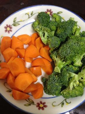 再来准备配菜：胡萝卜洗净去皮切滚刀块，西兰花去根掰成小朵