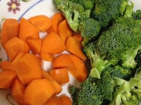 再来准备配菜：胡萝卜洗净去皮切滚刀块，西兰花去根掰成小朵