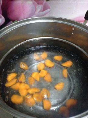 锅内加水、加盐、加几滴食用油烧开，下入胡萝卜煮2-4分钟