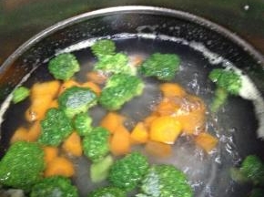 加入西兰花煮至开锅，立马捞出入冷水过凉备用