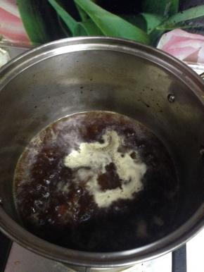 这个时候鸡汤也熬好了，来制作照烧汁：鸡汤过滤，取鸡汤约300克，加入生抽20克、冰糖20克、老抽5克、低度白酒15克烧开，小火慢慢熬，熬到剩下2/3的汁液关火，加入蚝油20克、蜂蜜10克搅匀