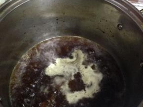 这个时候鸡汤也熬好了，来制作照烧汁：鸡汤过滤，取鸡汤约300克，加入生抽20克、冰糖20克、老抽5克、低度白酒15克烧开，小火慢慢熬，熬到剩下2/3的汁液关火，加入蚝油20克、蜂蜜10克搅匀