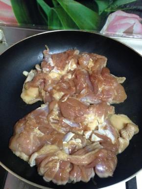 不沾锅烧热，把鸡腿肉鸡皮向下放入，中小火煎制