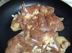 不沾锅烧热，把鸡腿肉鸡皮向下放入，中小火煎制