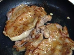 用中小火煎至鸡皮表面金黄，翻面