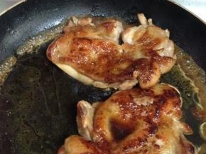 然后倒入照烧酱汁，转大火收汁，记得鸡腿中途要翻面