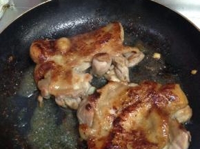 同样煎至表面金黄，中途可以多翻几次，以达到成熟度一致。