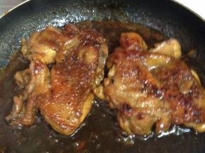 最后汤汁收至略微浓稠，汁不要收干，这个汁浇在鸡腿和米饭上最好吃