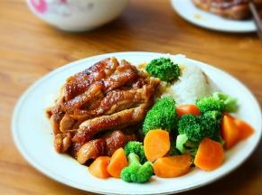 最后，鸡腿切块搭配米饭和配菜即可上桌。