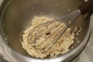 低粉加入油奶混合物内，拌匀