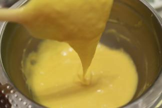 拌至顺滑的蛋黄糊