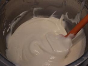 蛋白和蛋黄糊分三次上下翻拌手法混合均匀