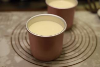 分别倒入两个学厨的四寸加高模内，轻震去气泡