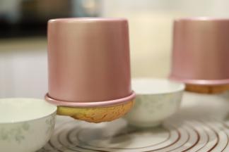 出炉轻震模具后倒扣在晾架上