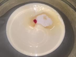 淡奶油砂糖打发至7成，分成两份，一份加上红色素，一份加入蓝色素