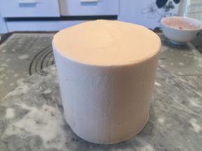 分别抹好红色和蓝色蛋糕胚