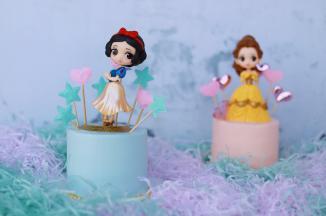 放上芭比娃娃，插上插件，装饰好整个蛋糕