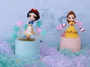 放上芭比娃娃，插上插件，装饰好整个蛋糕
