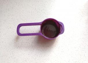 红曲粉加5克热水融化搅拌均匀备用；