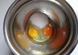 鸡蛋打入无水无油的盆中加入全部白糖，先用打蛋器打散；