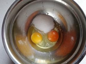 鸡蛋打入无水无油的盆中加入全部白糖，先用打蛋器打散；