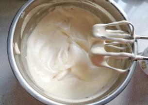 然后坐一盆50~60度左右的热水，打发至出现纹路不消失的状态；