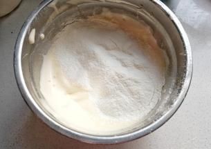 再筛入低筋面粉，翻拌均匀；