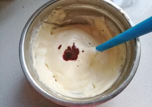 然后再加入先前做好的红曲粉溶液；