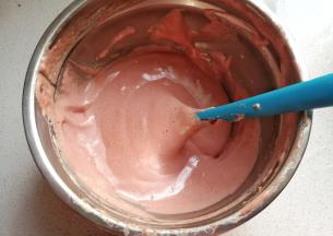 再次把蛋糕糊翻拌均匀，拌好后装入大号裱花袋；