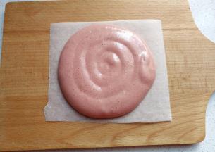 裱花袋剪一个圆孔，然后在方形油纸上挤上圆形蛋糊；（方形油纸提前裁剪好备用）