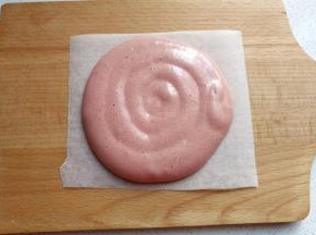 裱花袋剪一个圆孔，然后在方形油纸上挤上圆形蛋糊；（方形油纸提前裁剪好备用）