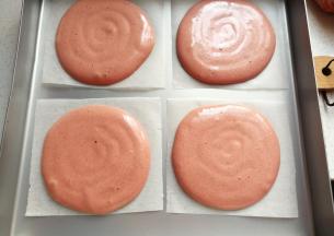 依次挤完所有蛋糊再移入烤盘中，放入预热好的烤箱中层上下火160~170度烤约七八分钟左右即好；