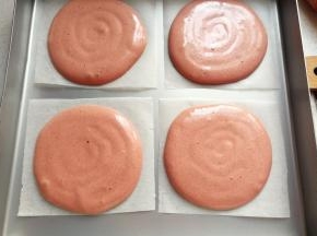 依次挤完所有蛋糊再移入烤盘中，放入预热好的烤箱中层上下火160~170度烤约七八分钟左右即好；