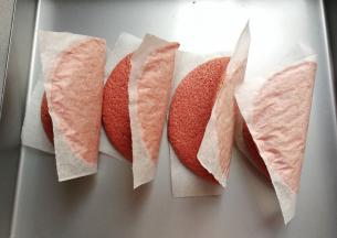 趁热对折翻过来；