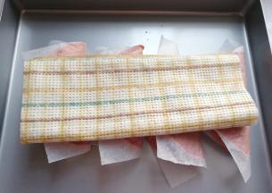 再放一块干净的厨房抹布，稍微压上定型；