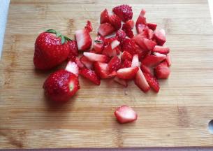 草莓60克洗净切细丁；