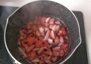 然后放入不粘锅，加两勺白糖和少许清水熬煮，中途要适时翻炒几下；