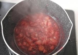 煮至草莓浓稠呈黏黏糊糊的状态即可；