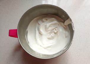 淡奶油加少许白糖和柠檬汁，打发至裱花状态；