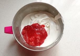 再加入煮好的草莓酱；